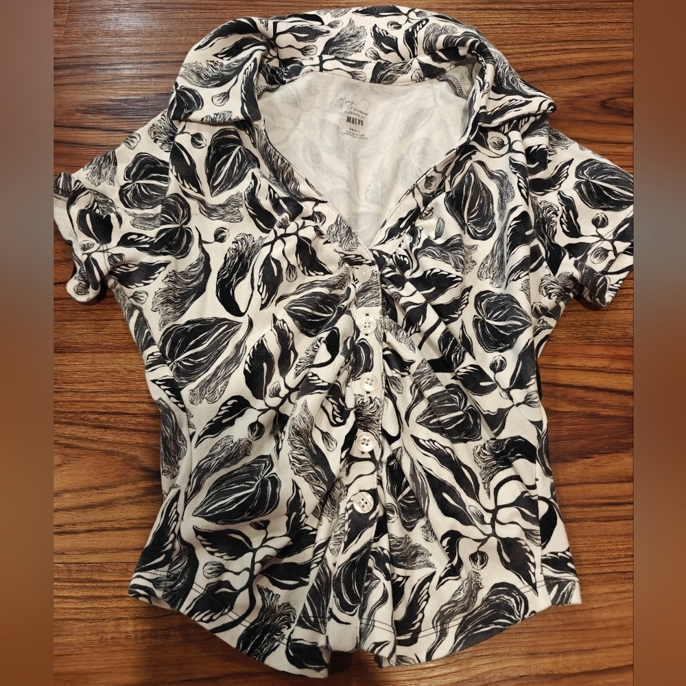 Maeve Black and White Floral Button-Front V-Neck Shirt - Picture 3 of 7